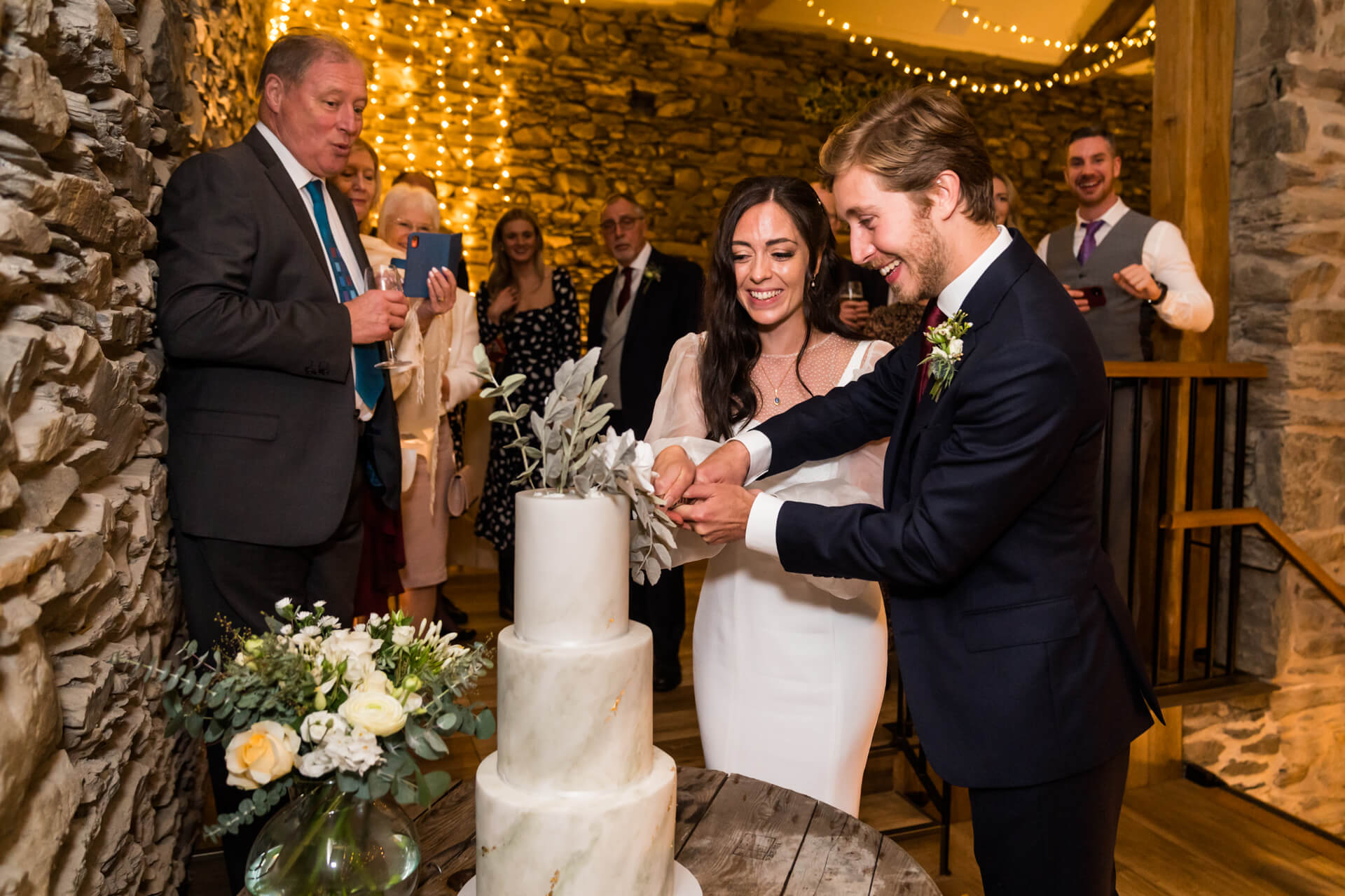 bride and groom cutting the cake at the town head estate